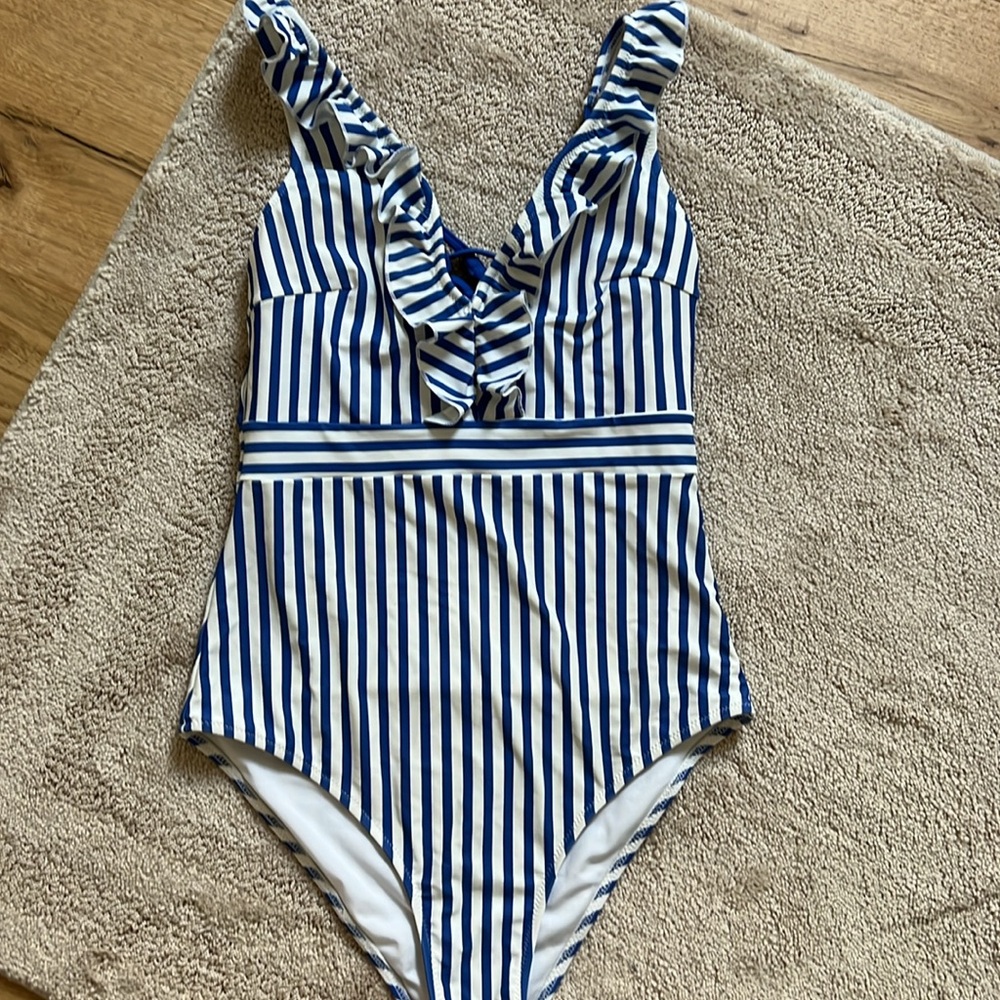 CUPSHE one piece bathing suit - Picture 2 of 5